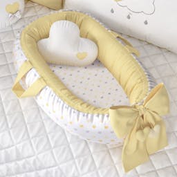 https://gdg-images.s3.sa-east-1.amazonaws.com/fotos/102682/ninho-para-bebe-redutor-de-berco-coracoes-amarelo-80cm-492295.jpg