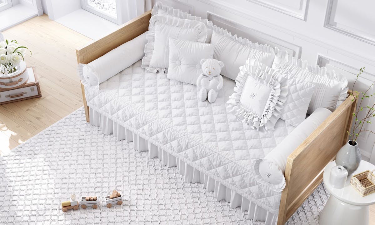 https://gdg-images.s3.sa-east-1.amazonaws.com/fotos/122393/kit-cama-baba-branco-personalizado-letra-q-279140.jpg