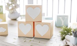 https://gdg-images.s3.sa-east-1.amazonaws.com/fotos/136458/cubo-decorativo-personalizado-coracao-mdf-bege-293436.jpg