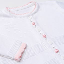 https://gdg-images.s3.sa-east-1.amazonaws.com/fotos/143297/saida-maternidade-tricot-cardigan-flor-rococo-branco-e-rosa-02-pecas-307437.jpg