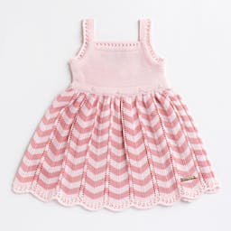 https://gdg-images.s3.sa-east-1.amazonaws.com/fotos/144154/vestido-tricot-plissado-chevron-com-perolas-rosa-e-branco-307508.jpg