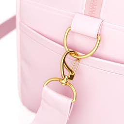 https://gdg-images.s3.sa-east-1.amazonaws.com/fotos/147429/conjunto-de-mala-bolsa-e-mochila-maternidade-amiguinho-nuvem-rosa-03-pcs-328033.jpg