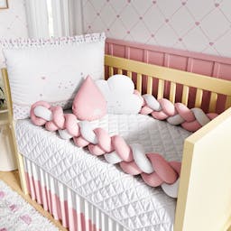 https://gdg-images.s3.sa-east-1.amazonaws.com/fotos/149255/quarto-de-bebe-tranca-nuvem-coracao-rosa-324220.jpg