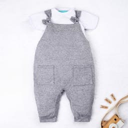 https://gdg-images.s3.sa-east-1.amazonaws.com/fotos/151851/conjunto-jardineira-e-body-manga-curta-baby-basics-cinza-e-branco-02-pecas-tam-p-329966.jpg