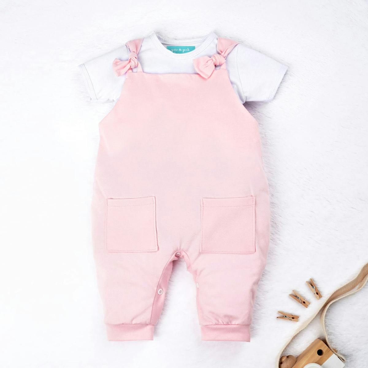 https://gdg-images.s3.sa-east-1.amazonaws.com/fotos/151854/conjunto-jardineira-e-body-manga-curta-baby-basics-rosa-e-branco-02-pecas-330008.jpg