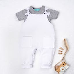 https://gdg-images.s3.sa-east-1.amazonaws.com/fotos/151897/conjunto-jardineira-e-body-manga-curta-baby-basics-branco-e-cinza-02-pecas-tam-g-330481.jpg