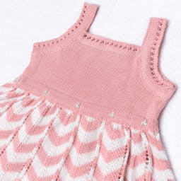 https://gdg-images.s3.sa-east-1.amazonaws.com/fotos/154696/vestido-tricot-plissado-chevron-com-perolas-rosa-e-branco-339596.jpg