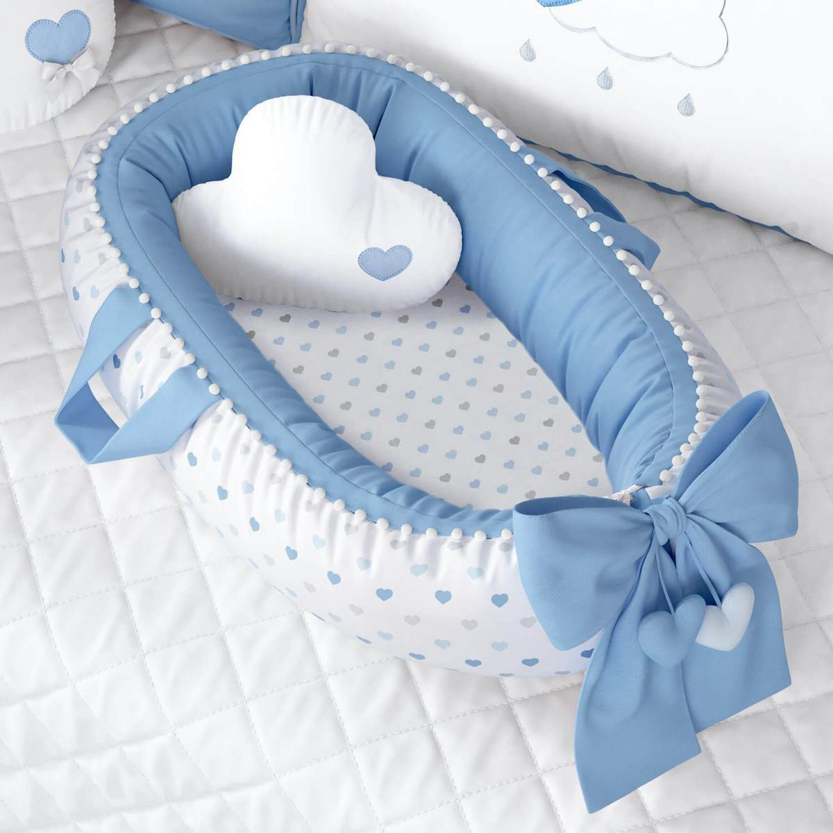 https://gdg-images.s3.sa-east-1.amazonaws.com/fotos/165228/kit-berco-chuva-de-amor-azul-ninho-para-bebe-redutor-de-berco-pompom-e-coracoes-azul-80cm-356297.jpg