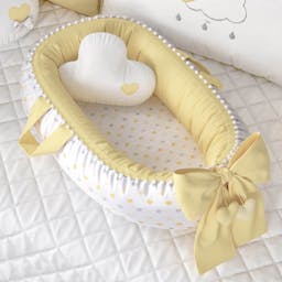 https://gdg-images.s3.sa-east-1.amazonaws.com/fotos/165229/kit-berco-chuva-de-amor-amarelo-ninho-para-bebe-redutor-de-berco-pompom-e-coracoes-amarelo-80cm-356310.jpg