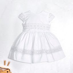 https://gdg-images.s3.sa-east-1.amazonaws.com/fotos/178836/vestido-batizado-branco-com-perolas-398194.jpg