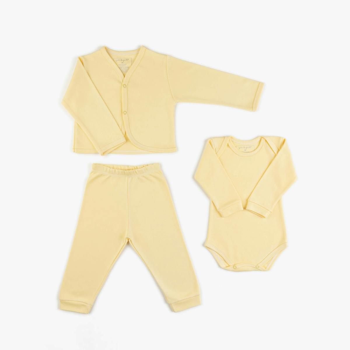 https://gdg-images.s3.sa-east-1.amazonaws.com/fotos/180304/conjunto-body-calca-e-casaquinho-comfort-basics-amarelo-p-451341.jpg